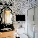 Hunt Slonem “Hutch” Wallcovering
A fun, quirky rabbit design inspired by the artist’s paintings.
Batavia, IL Residence
